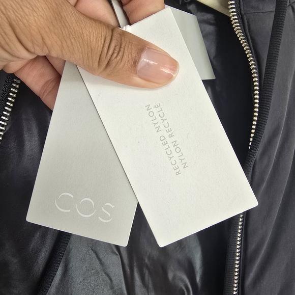 COS Reversible Hooded Zip-Up Bib In Black Unisex Size Onesize NWT - Picture 11 of 12